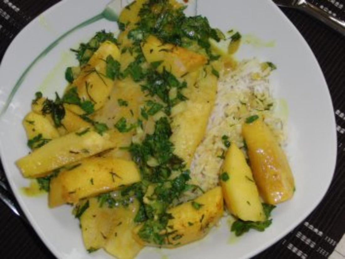 Fisch : Pangasius in Currysoße und Apfel mit viel Kräuter, serviert mit Basmati