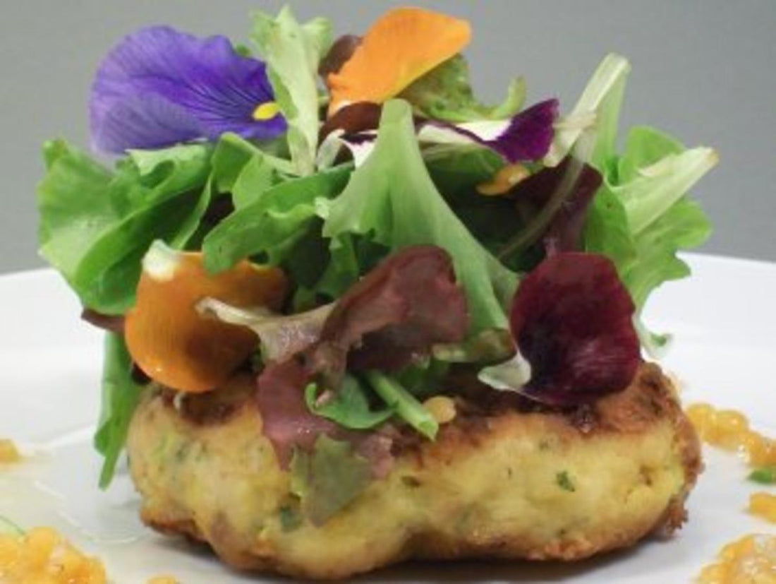 Buletten vom Seeteufel unter Blattsalaten mit lauwarmer roter Linsenvinaigrette