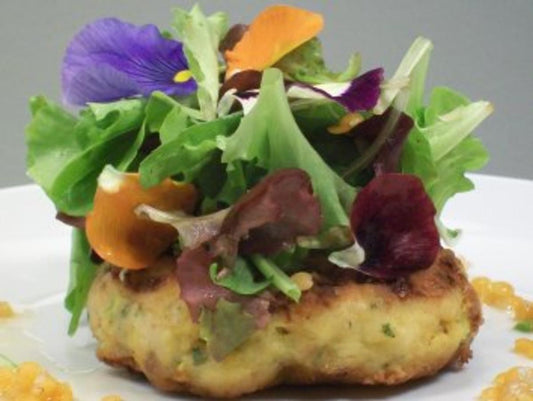 Buletten vom Seeteufel unter Blattsalaten mit lauwarmer roter Linsenvinaigrette