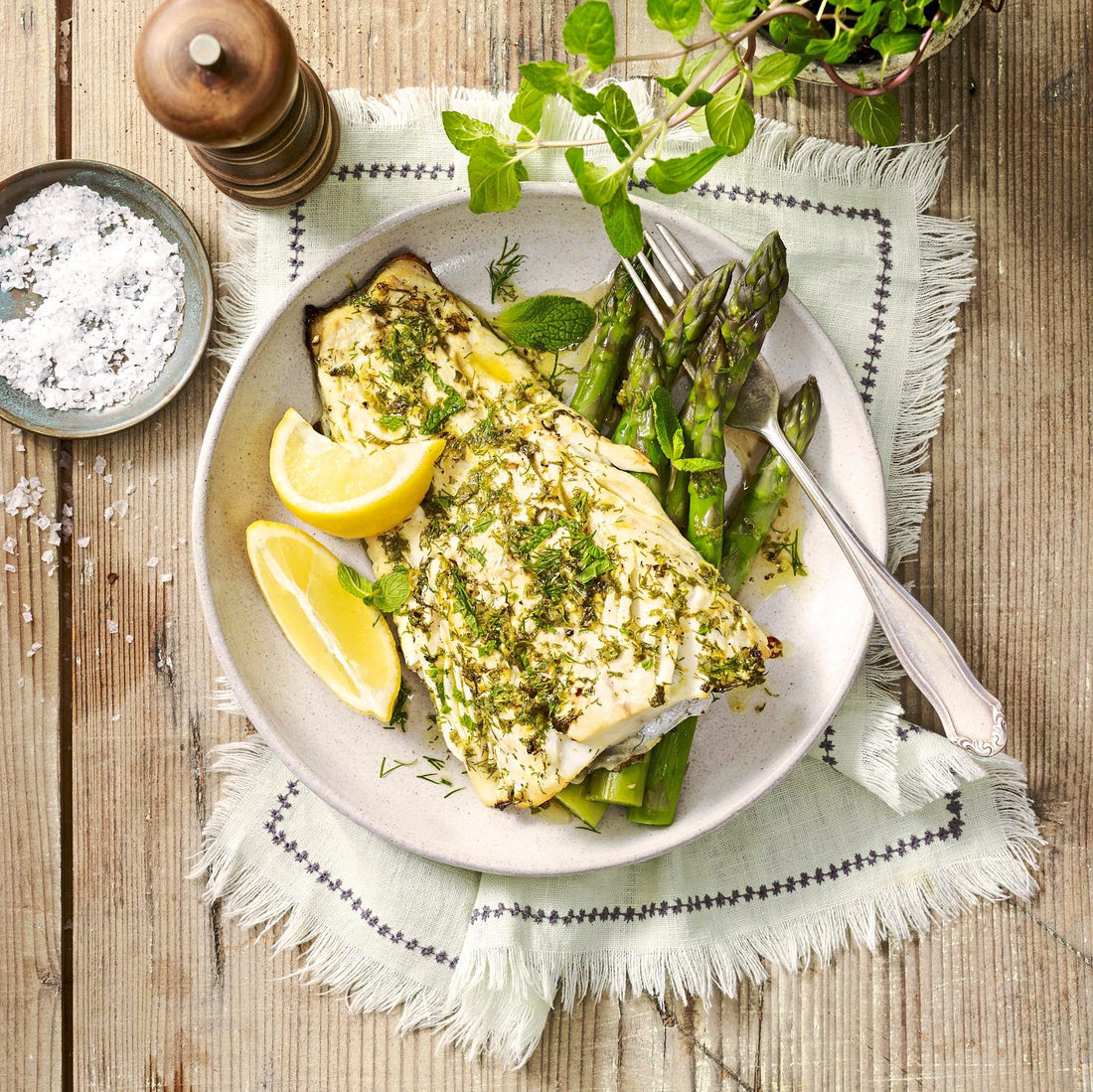 Schneller Ofenfisch mit Spargel