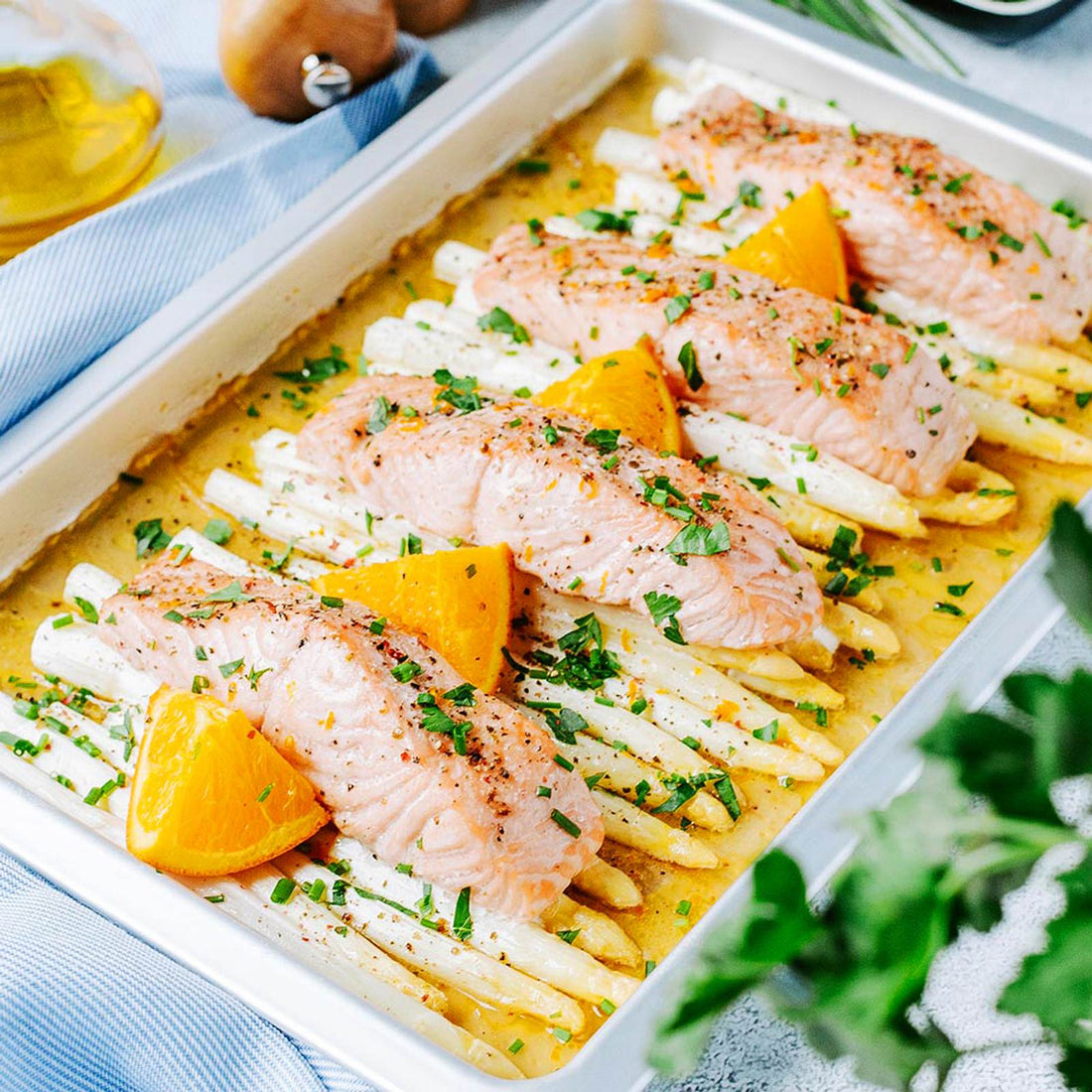 Spargel mit Lachs - das einfache Rezept vom Blech