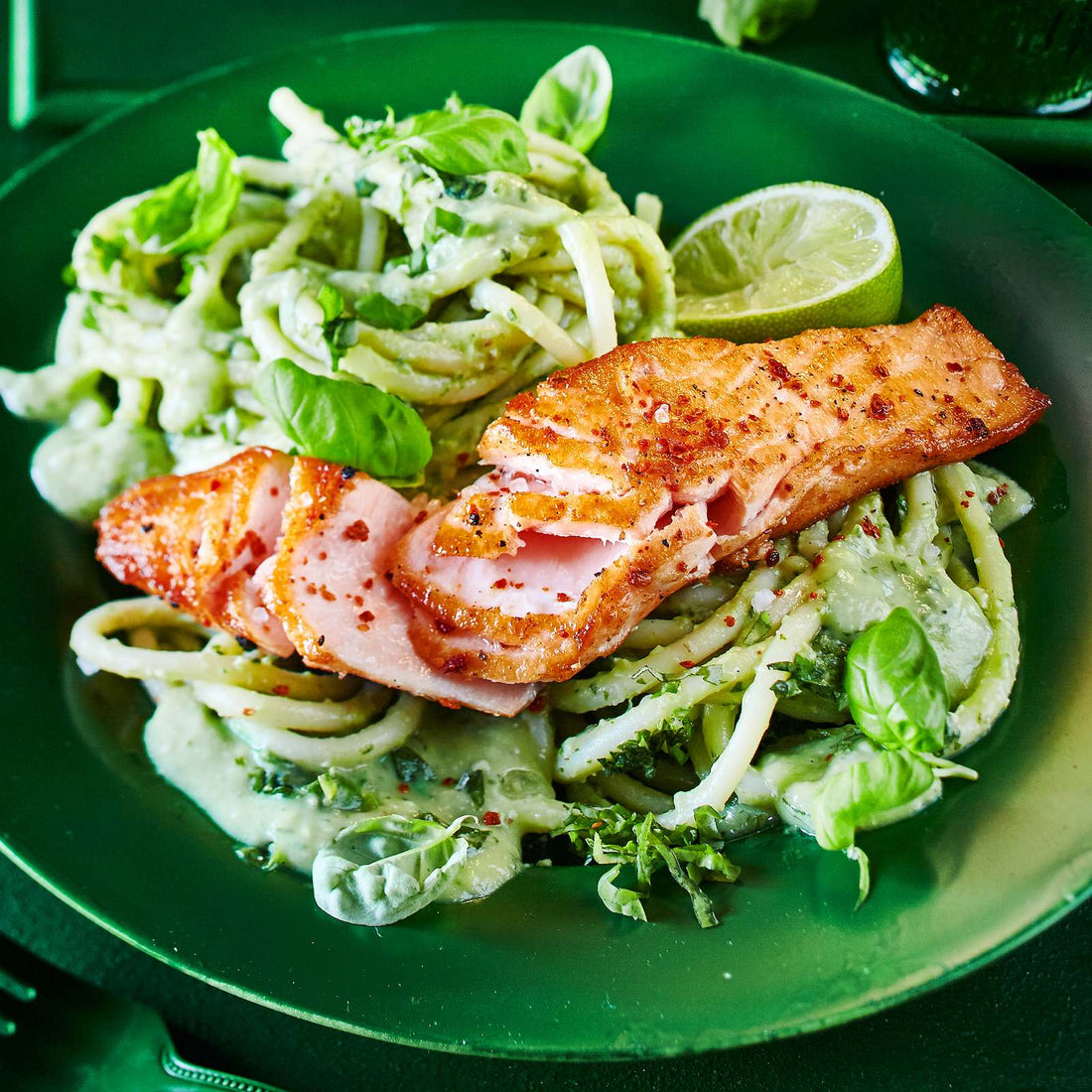 Lachs auf Avocado-Basilikum-Nudeln
