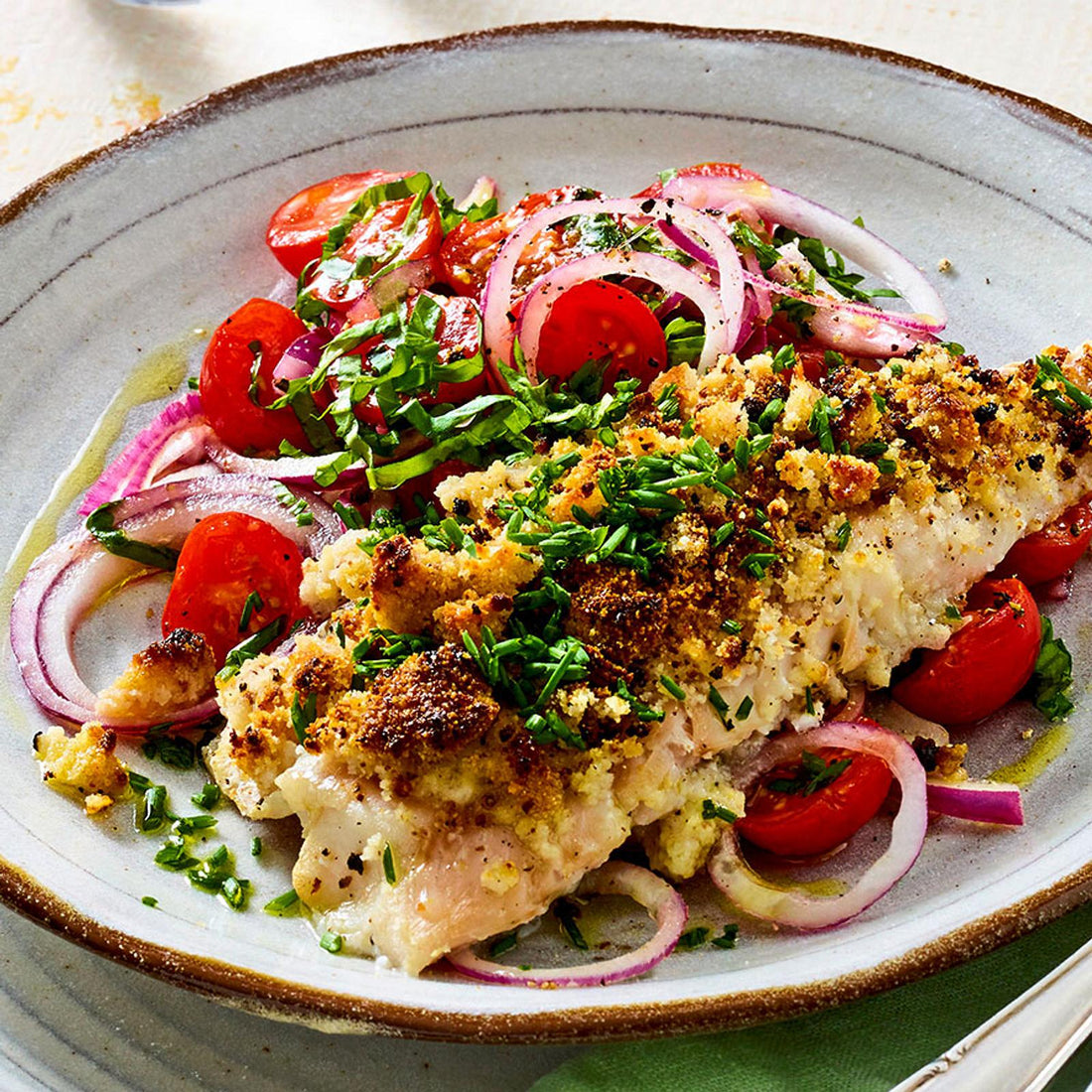 Knusper-Seelachs auf Tomatensalat