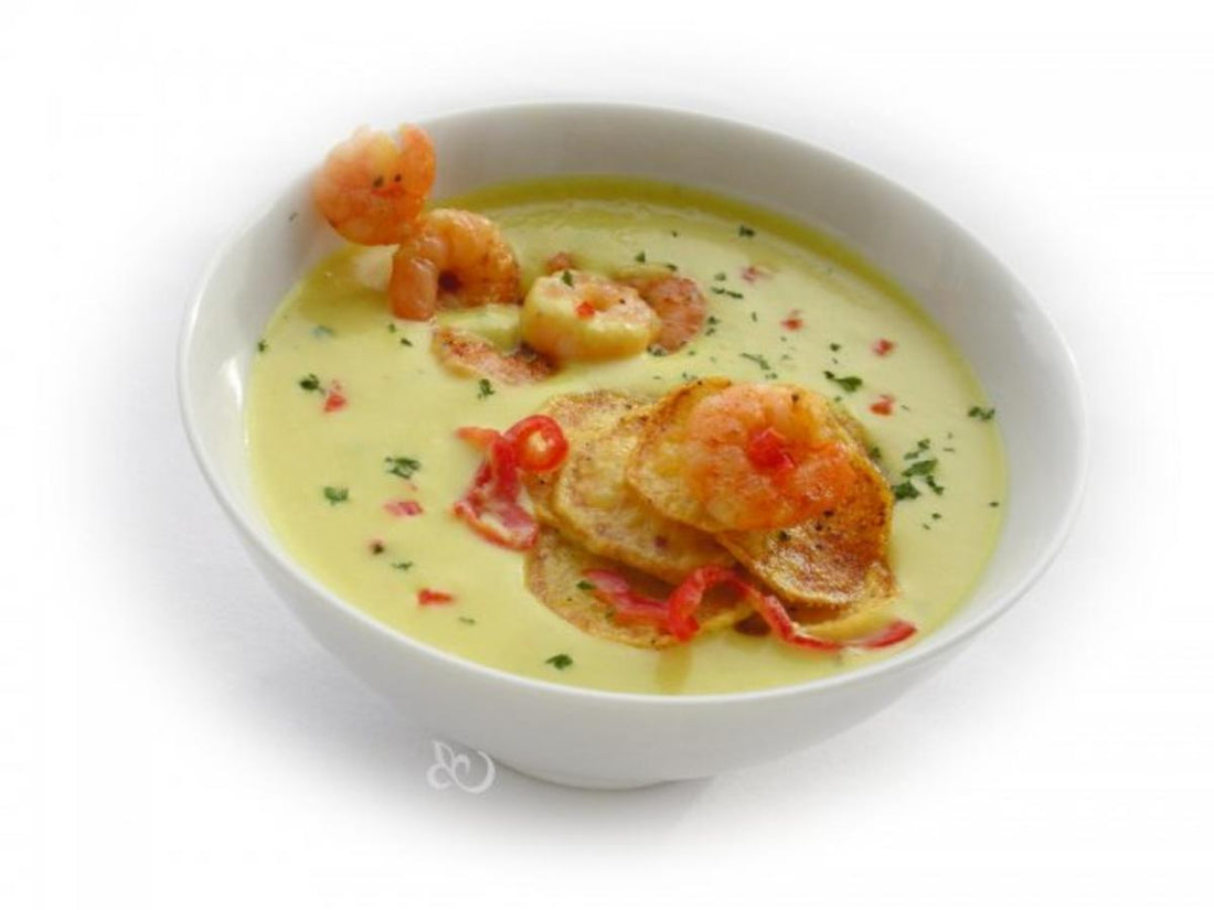Feurige Currysuppe mit Garnelen und Kartoffelchips