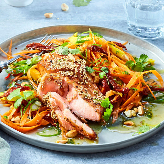 Gebratener Lachs auf Thai-Möhrensalat