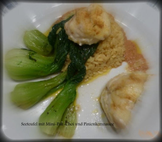 Seeteufel mit Mini Pak Choi, Pinienkernsauce und Curryrisotto