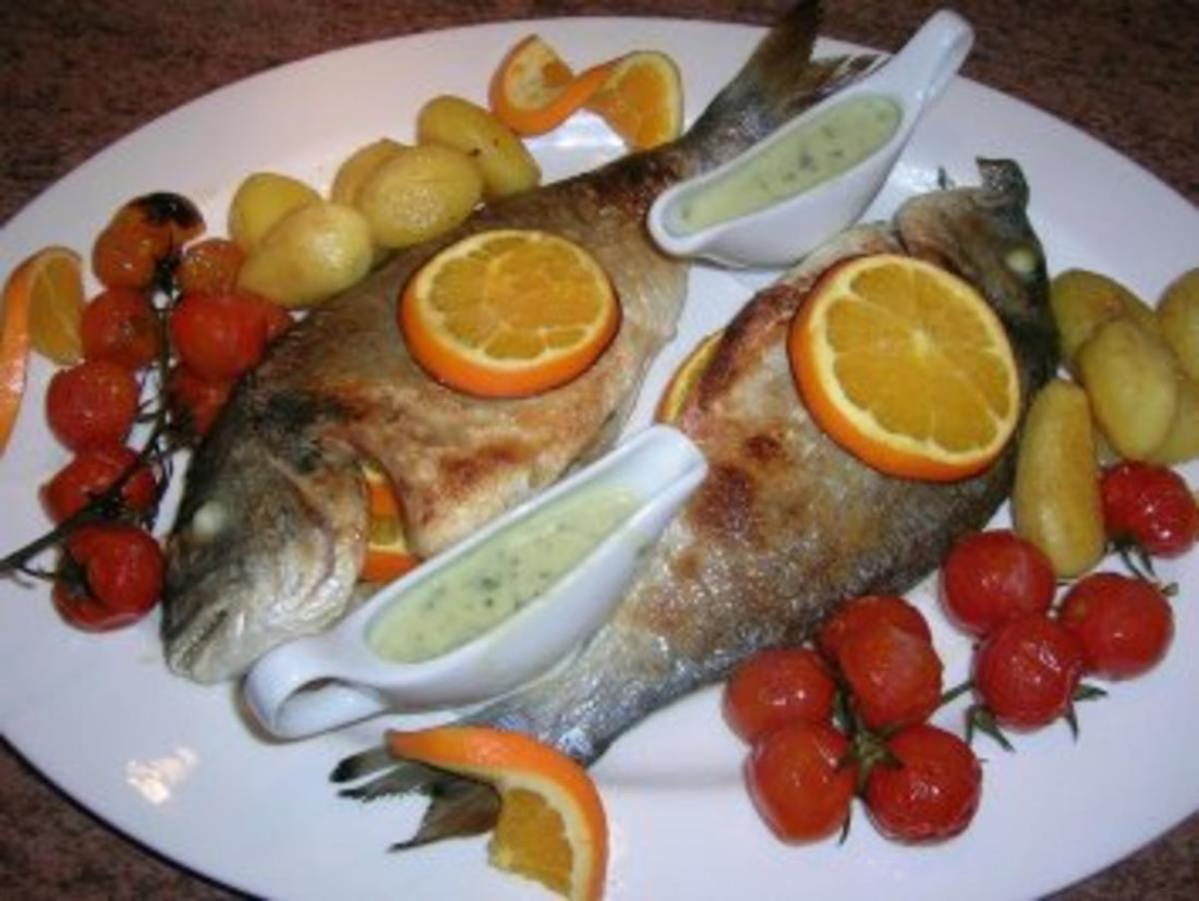 Gebratene Dorade mit Oliven, Orangen, Petersiliensauce