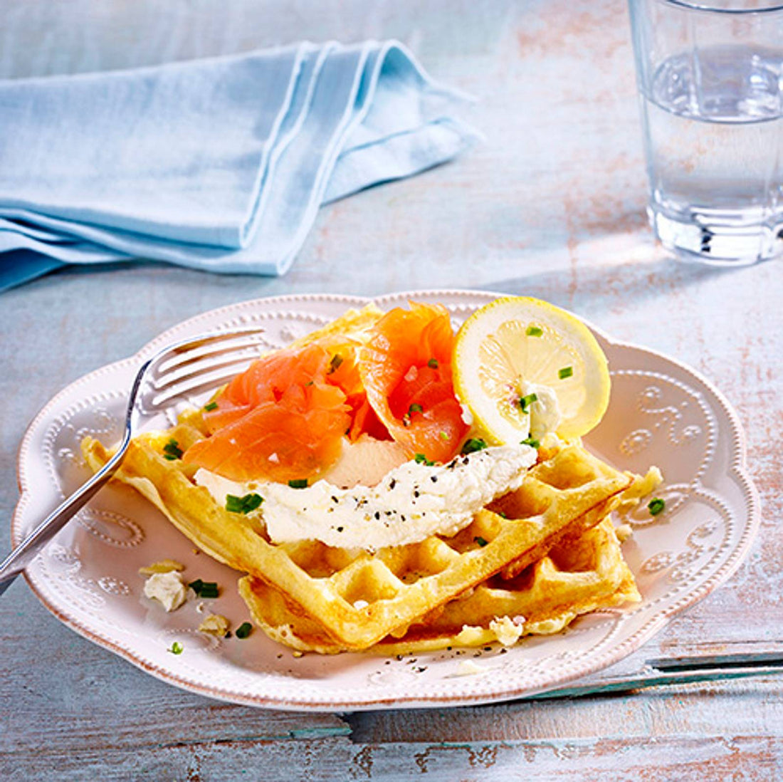 Nordische Waffeln mit Lachs und Meerrettichcreme