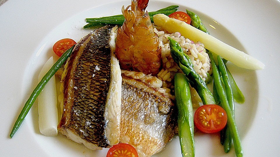 Doradenfilets auf der Haut gebraten mit Räuchergarnele an Spargelrisotto, Bohnen und Tomaten von schrat