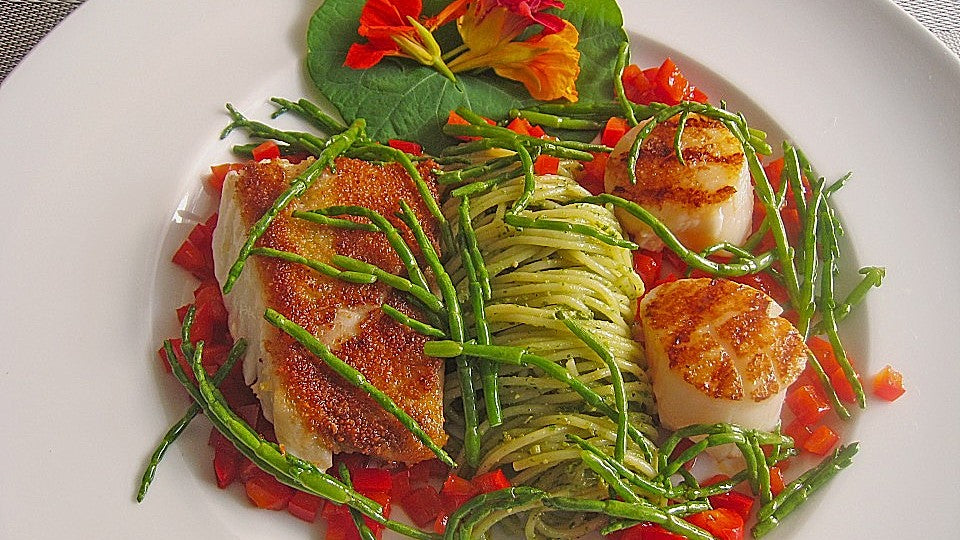 Rotbarschloin und Jakobsmuscheln mit Bärlauchspagetti, Paprika und Salicorne von schrat