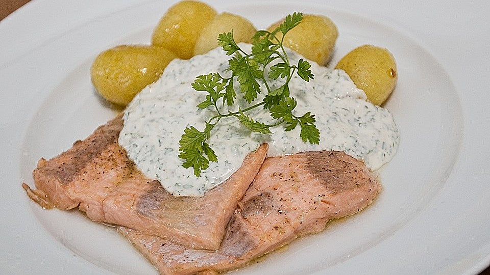 Lachsforelle mit Frankfurter Grüne Sauce und kleinen Schwenkkartoffeln von chefkoch