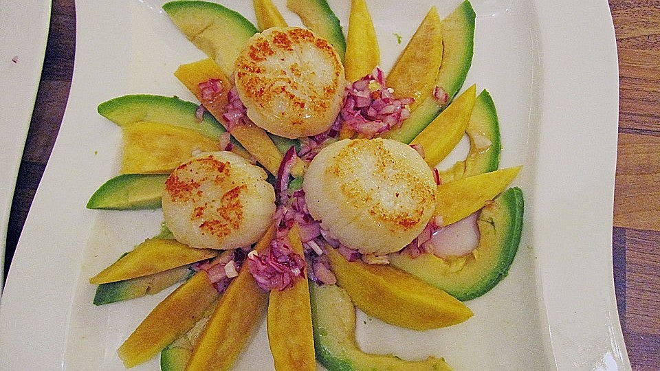 Jakobsmuscheln auf Avocado - Mango - Salat mit Zwiebelvinaigrette von GourmetKathi
