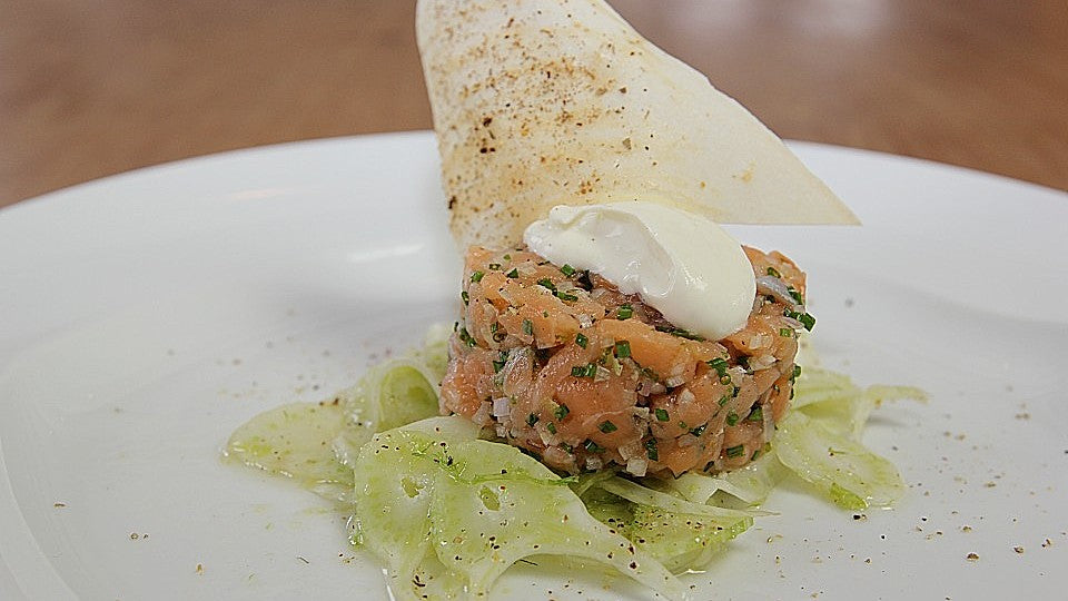 Tatar vom Lachs auf gehobeltem Fenchel mit Wasabi-Crème fraîche und Knuspersegel von chefkoch