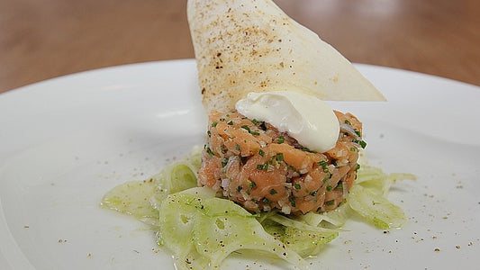 Tatar vom Lachs auf gehobeltem Fenchel mit Wasabi-Crème fraîche und Knuspersegel von chefkoch