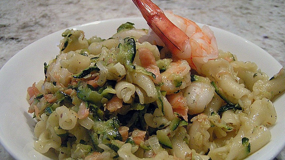 Italienische Penne mit Zucchini, Garnelen und Räucherlachs von gatohalle