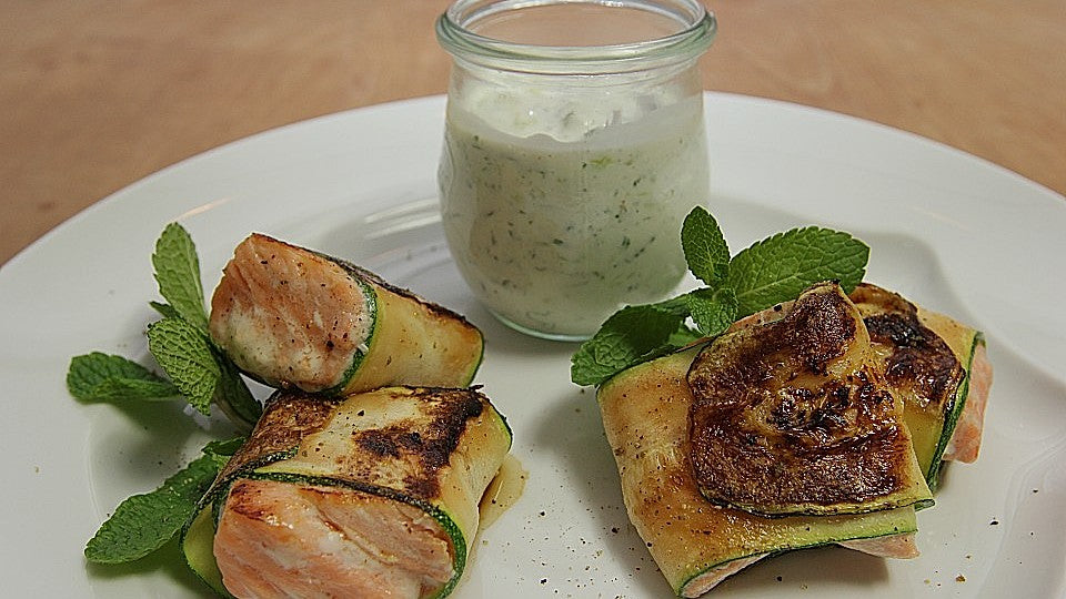 Lachs im Zucchinimantel an Minz-Tzatziki von chefkoch
