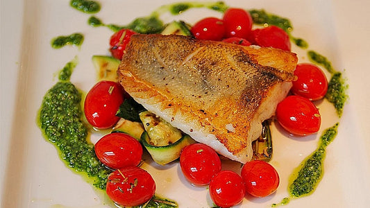 Auf der Haut gebratenes Fischfilet auf gegrilltem Zucchinigemüse mit Bärlauchpesto und marinierten Tomaten von Stiermädchen