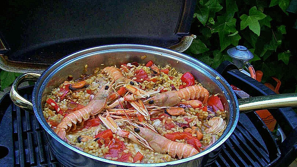 Paella mit Fisch und Meeresfrüchten