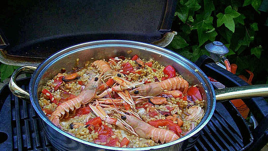 Paella mit Fisch und Meeresfrüchten