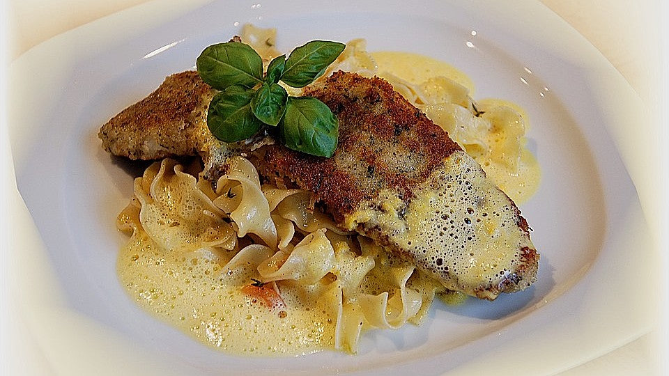 Paniertes Fischfilet mit Paprikaschaum und Knoblauchnudeln von Kosi