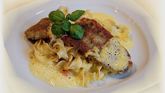 Paniertes Fischfilet mit Paprikaschaum und Knoblauchnudeln von Kosi