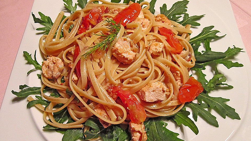 Nudeln mit Tomatengemüse und Lachs von trekneb