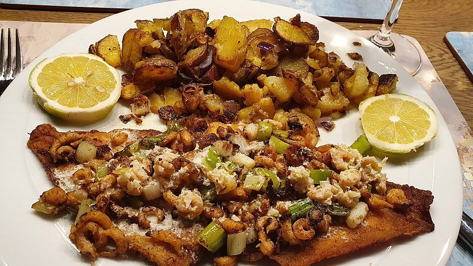 Gebratene Scholle mit Nordseekrabben in Weißwein-Sahnesauce von Viniferia