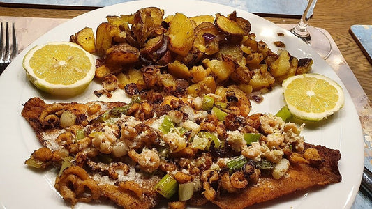 Gebratene Scholle mit Nordseekrabben in Weißwein-Sahnesauce von Viniferia