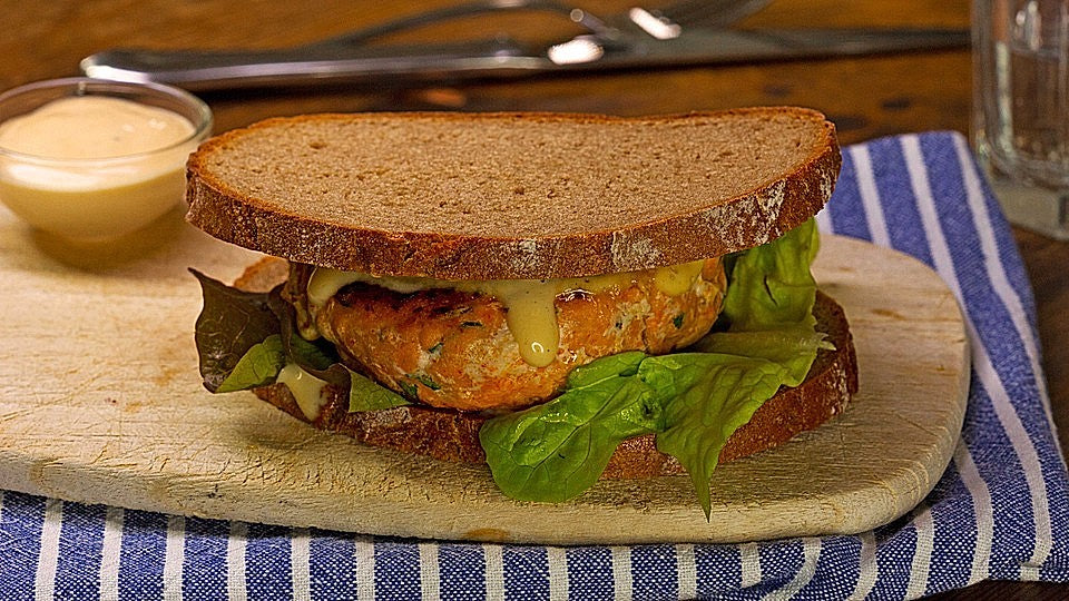 Lachsburger mit Sweet-Chili-Mayonnaise von Chefkoch-Video