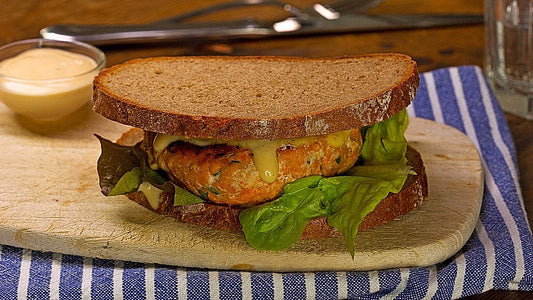 Lachsburger mit Sweet-Chili-Mayonnaise von Chefkoch-Video