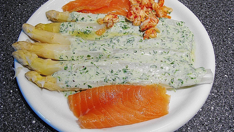 Spargel mit Lachs, Garnelen, Flußkrebsen und Kräutersauce von wermut