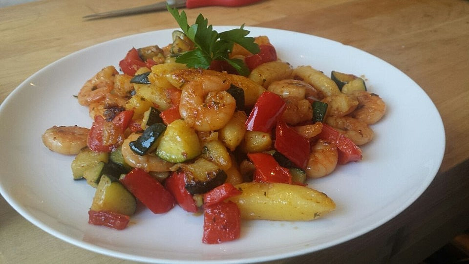 Scampi-Gemüse-Schupfnudelpfanne von crisszy