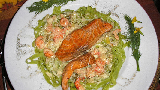 Lachsfilet auf Nudelbett, mit Honig - Senf - Dill - Sauce und Flußkrebsschwänzen von Nad_Cavendish