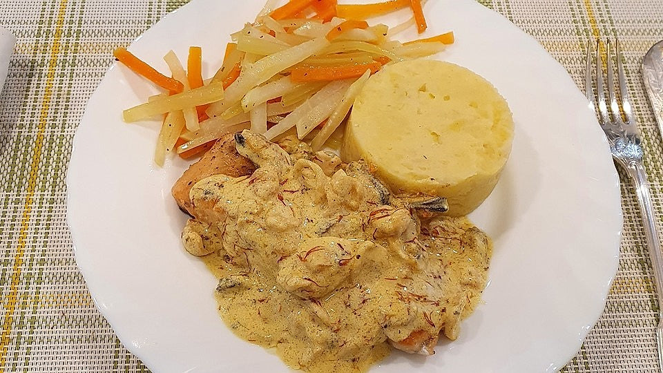Knusprige Lachsforelle mit Meeresfrüchten an Butter-Julienne und Kartoffel-Sellerie-Stampf von andreasvolkmann