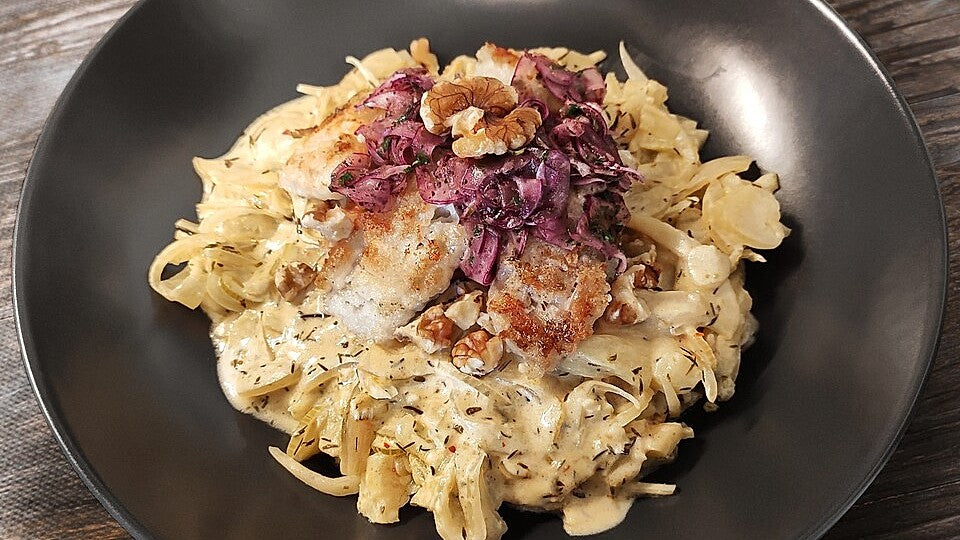 Fischfilet auf süß-scharfem Apfel-Fenchelgemüse mit rotem Zwiebeltopping und Walnüssen von frankwaechter