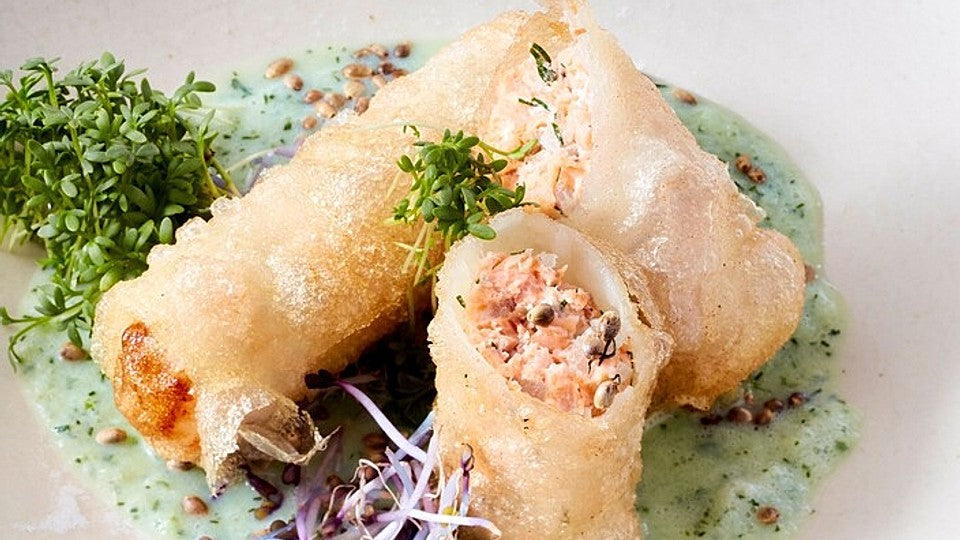 Lachs-Frühlingsrollen mit Gurken-Kefir von essenundtrinken