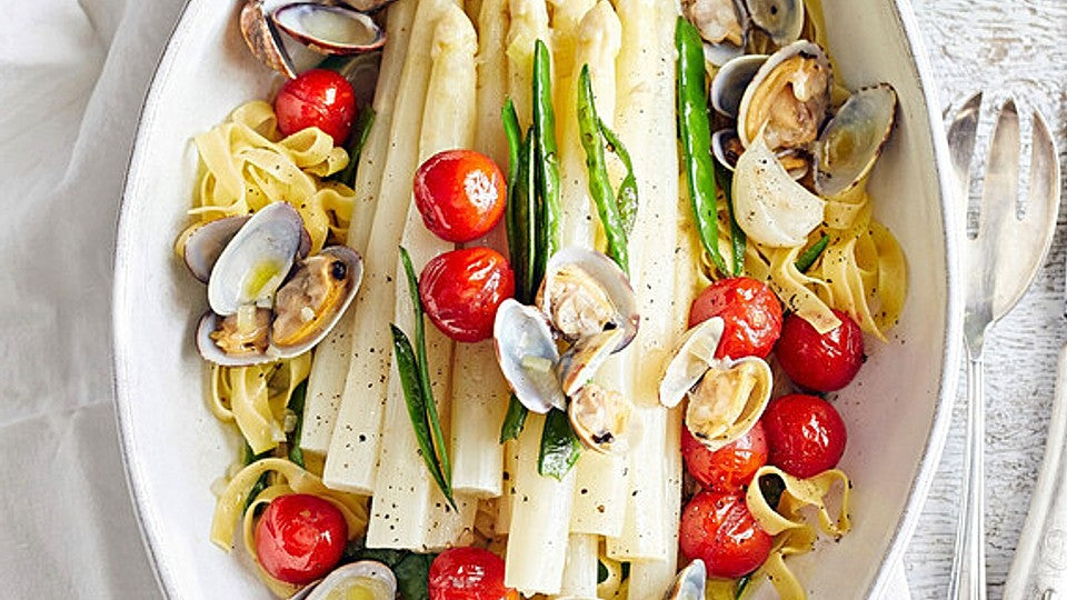 Gedämpfter Spargel mit Tagliatelle & Vongole von BRIGITTEMagazin
