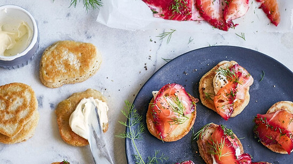Buchweizen-Blini mit gebeiztem Kräuterlachs von essenundtrinken