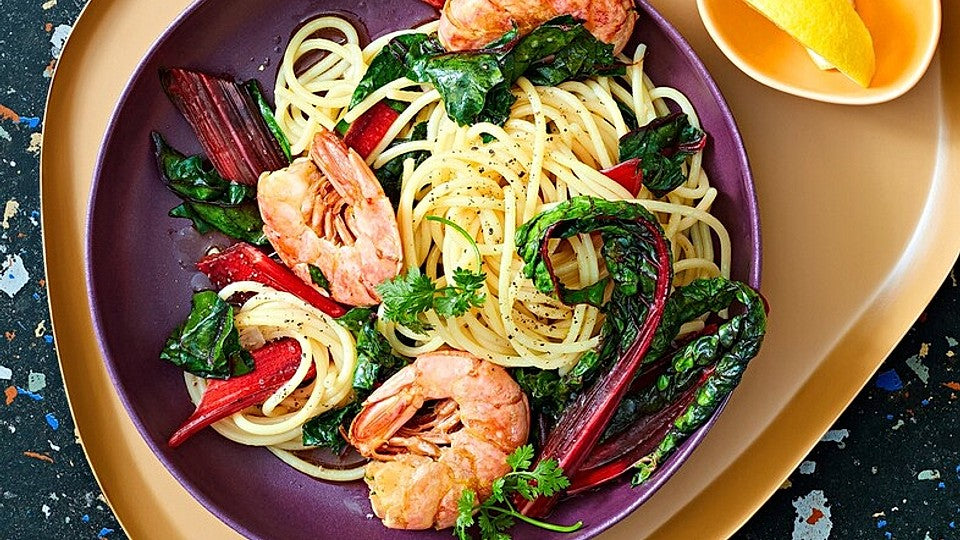 Spaghetti mit argentinischen Rotgarnelen & gebratenem Mangold von BRIGITTEMagazin
