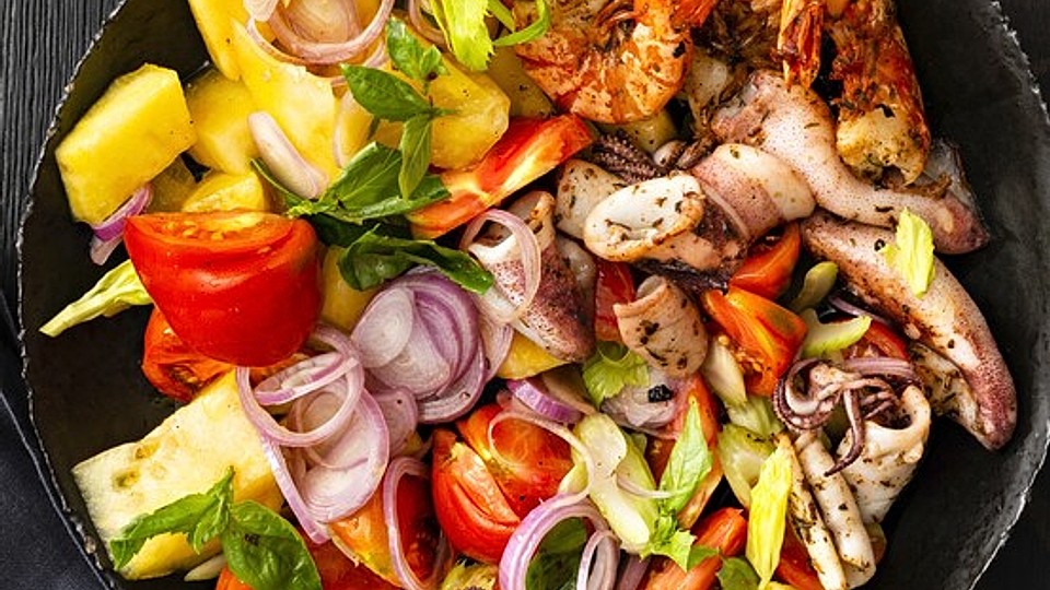 Tomaten-Melonen-Salat und Meeresfrüchte von essenundtrinken