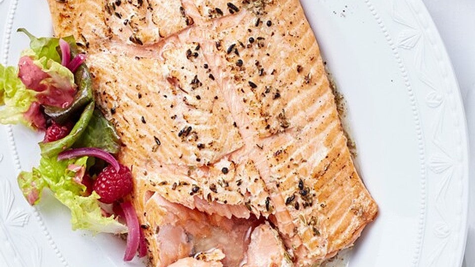 Gegrillte Lachsforelle mit Kohlrabi-Wedges von essenundtrinken