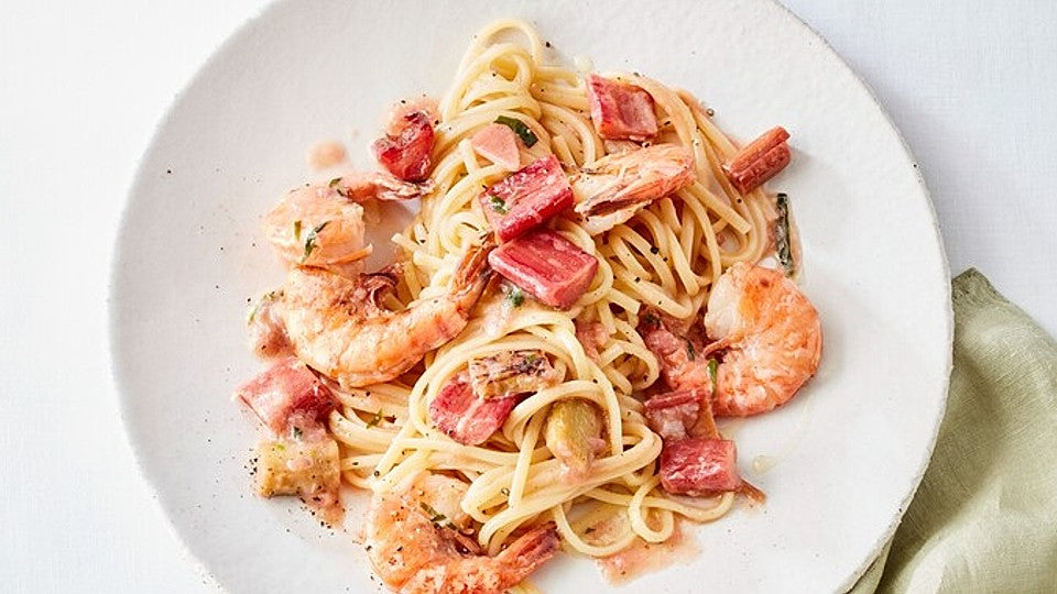Linguine mit Garnelen und Rhabarber von essenundtrinken