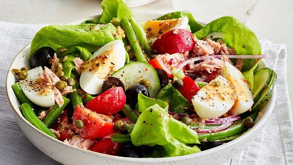 Salade niçoise mit Ei und Thunfisch von fuerjedentag