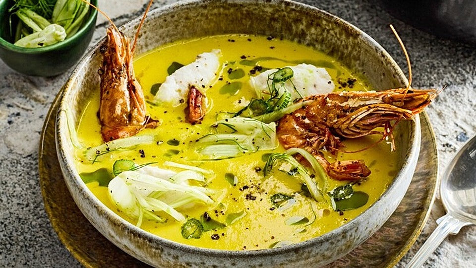 Safransuppe mit Fischnocken und Garnelen von essenundtrinken