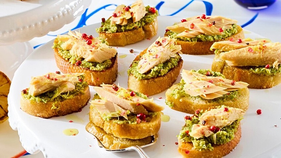 Canapés mit Grüne-Oliven-Tapenade und Thunfisch von essenundtrinken