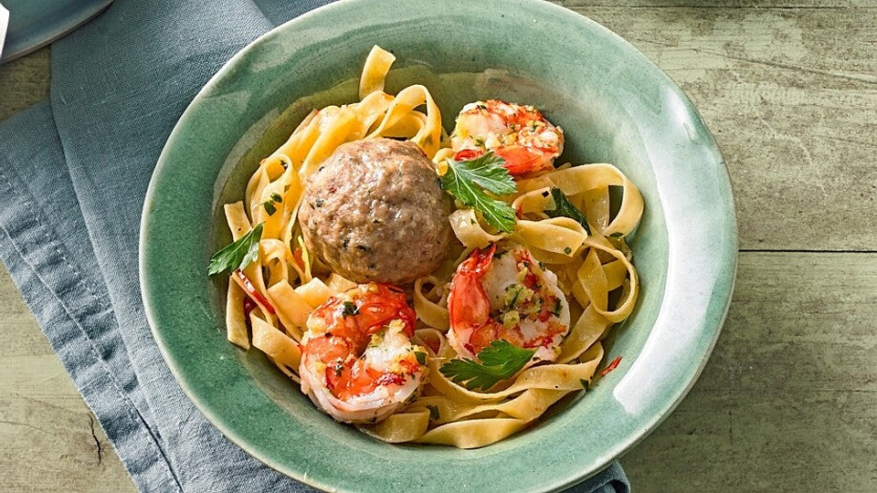 Tagliatelle aglio e olio mit Hackbällchen und Garnelen von essenundtrinken