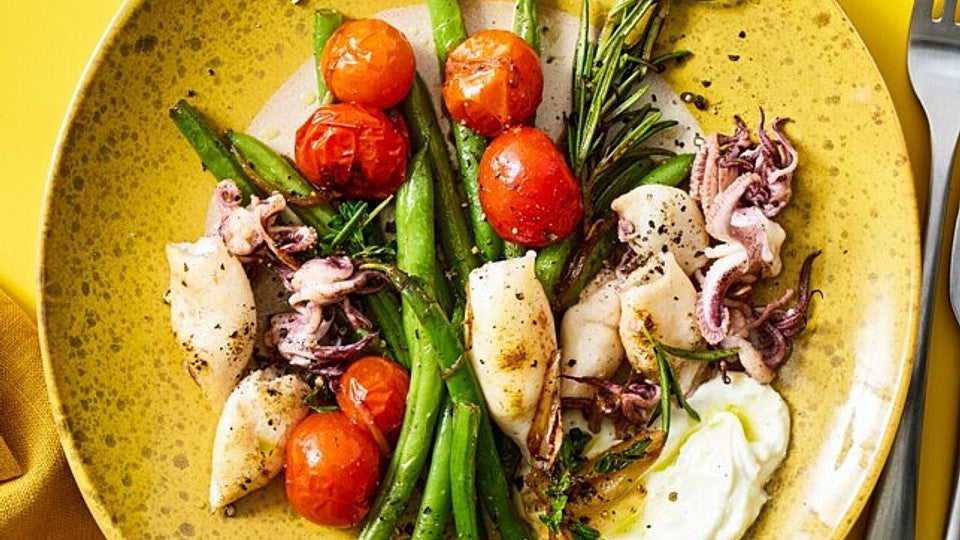 Gebratene Calamaretti mit Bohnen-Tomaten-Gemüse von essenundtrinken