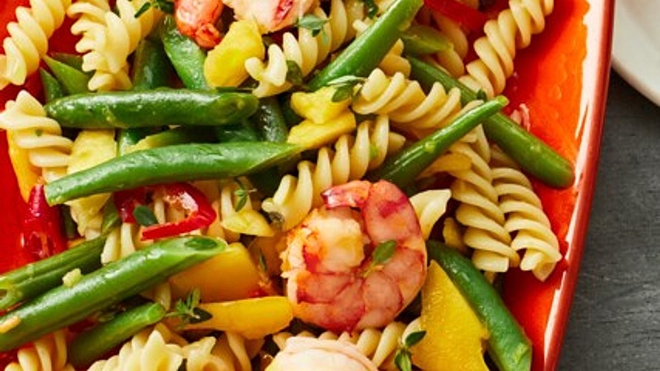 Nudelsalat mit Bohnen und Garnelen von essenundtrinken