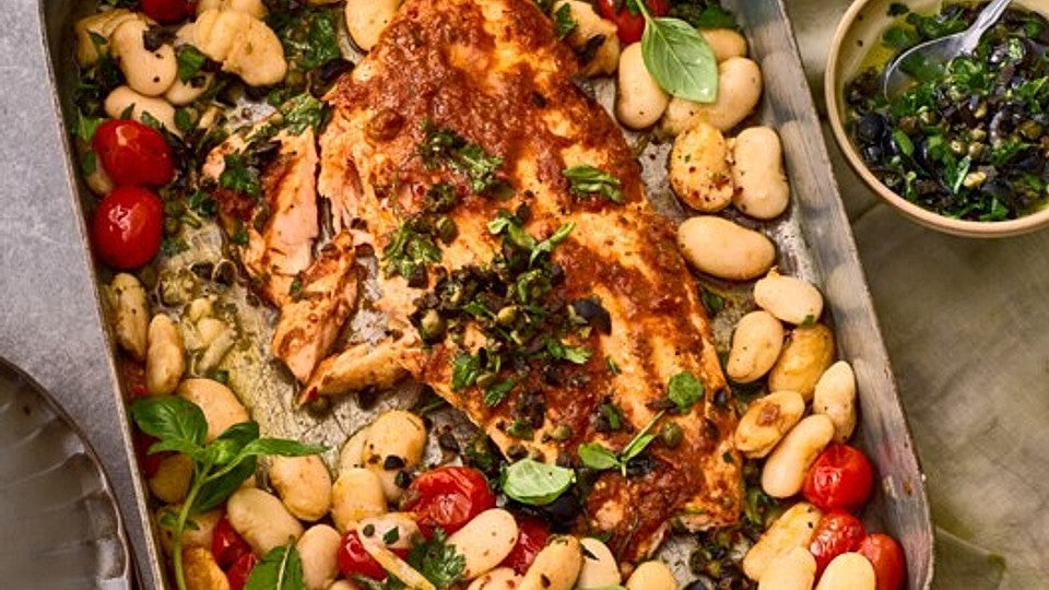 Ofen-Lachs mit Bohnen und Oliven-Salsa von essenundtrinken