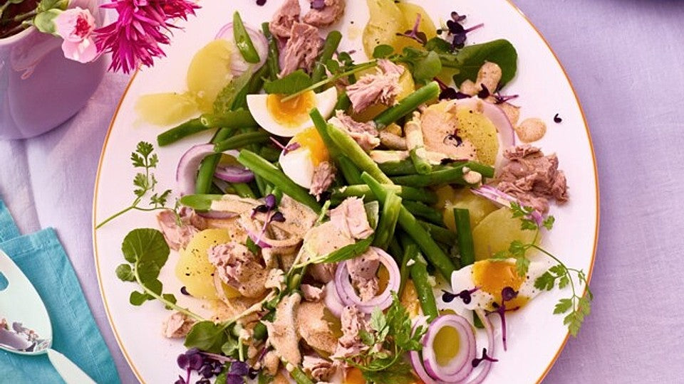 Bohnen-Thunfisch-Salat mit Ei und Harissa-Dressing von essenundtrinken
